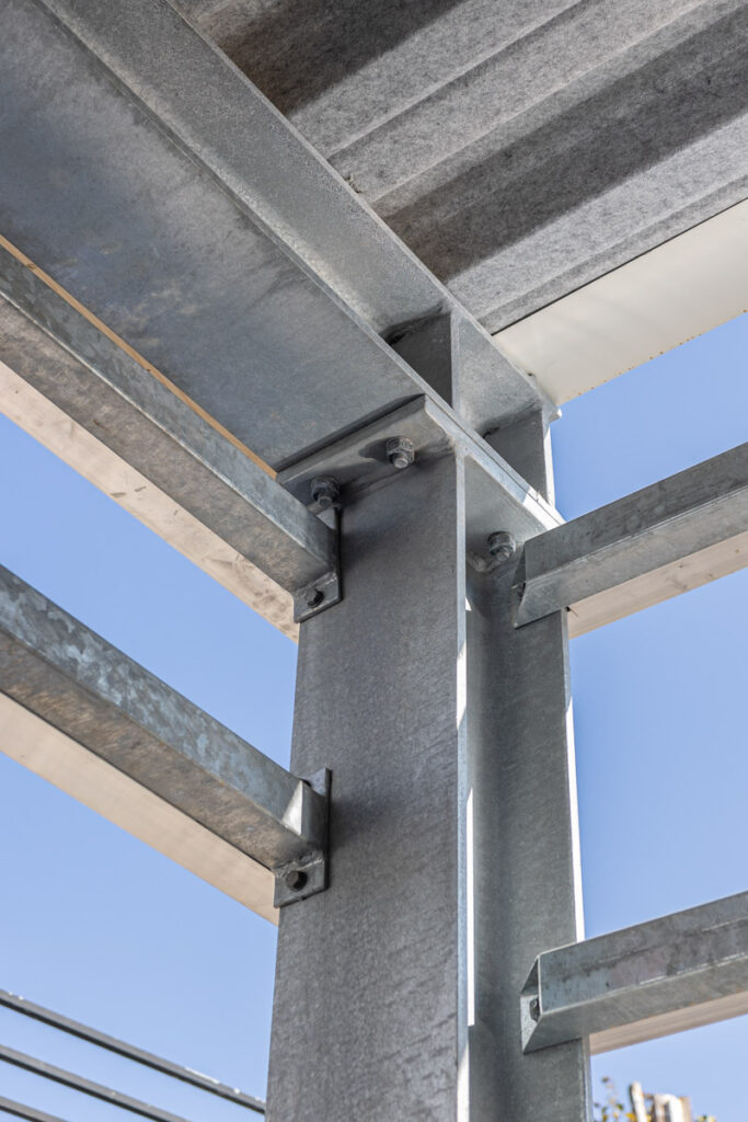 Tiefgaragenüberdachung als Stahlrahmenkonstruktion mit Trapezbleck-Deckung
