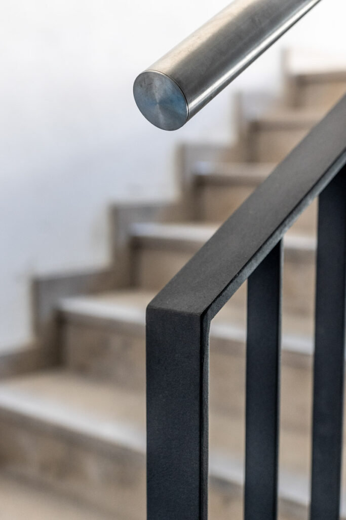 Beispiel für ein beschichtetes Treppengeländer mit Edelstahlhandlauf